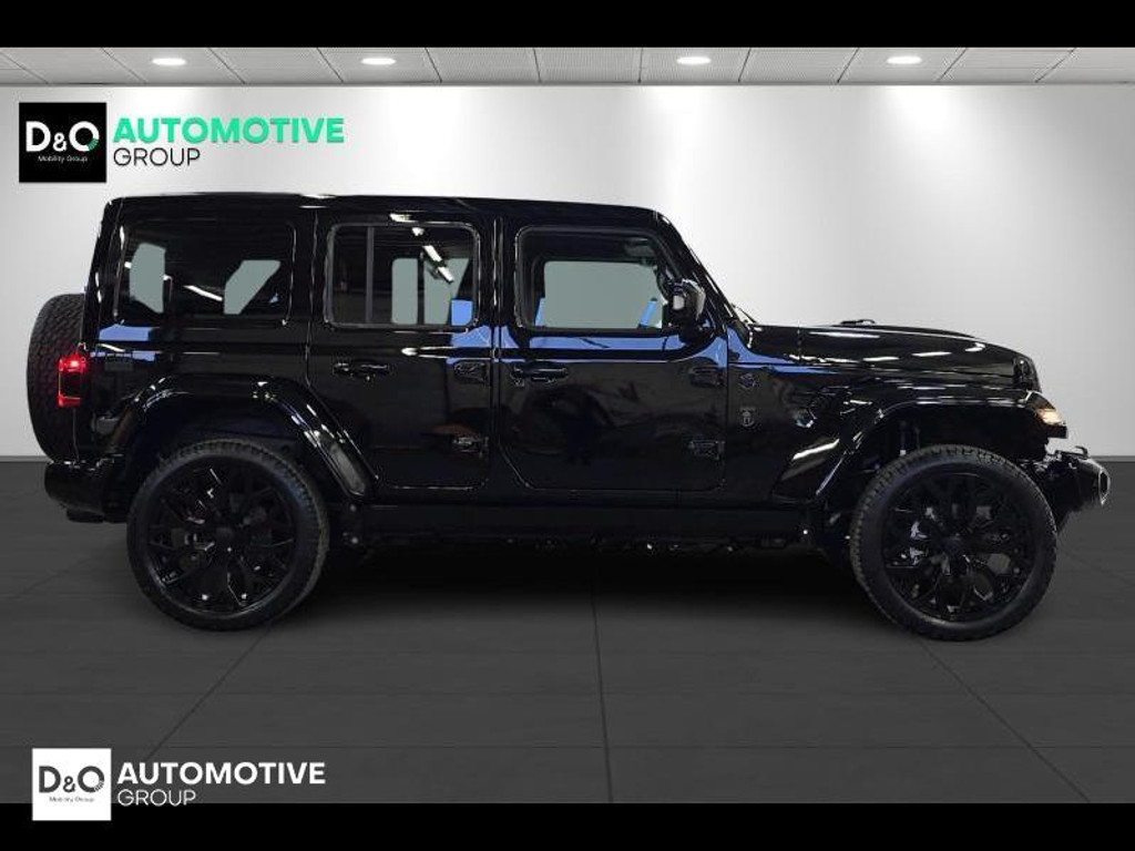 52063583-3.jpg