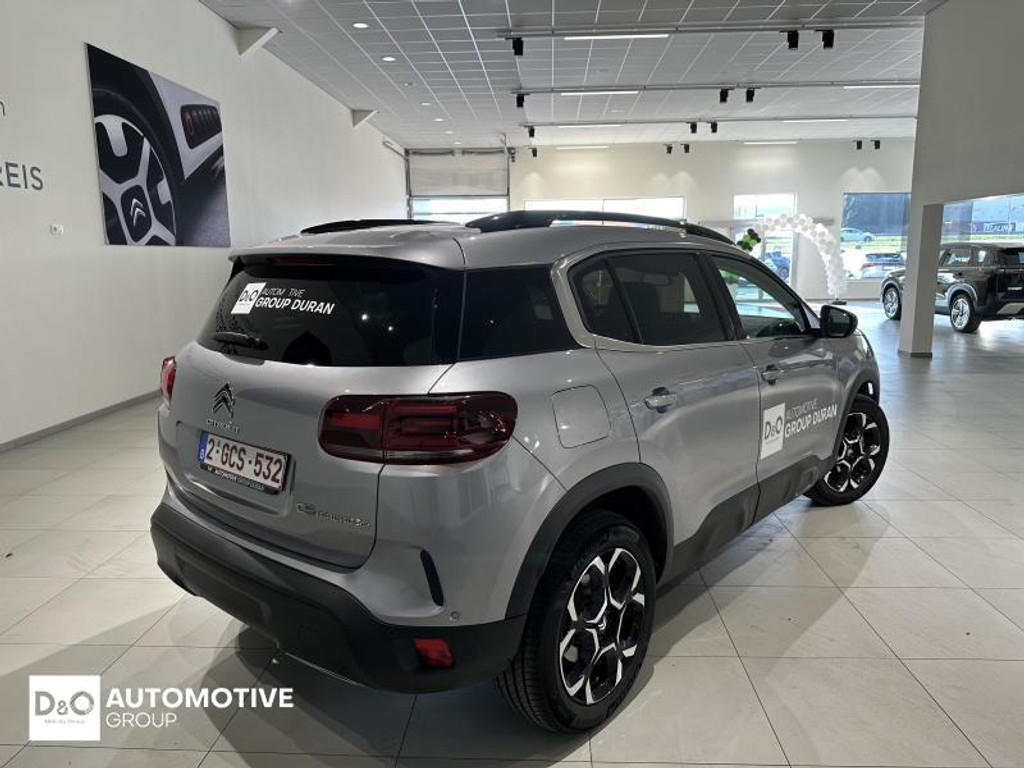 52848107-2.jpg